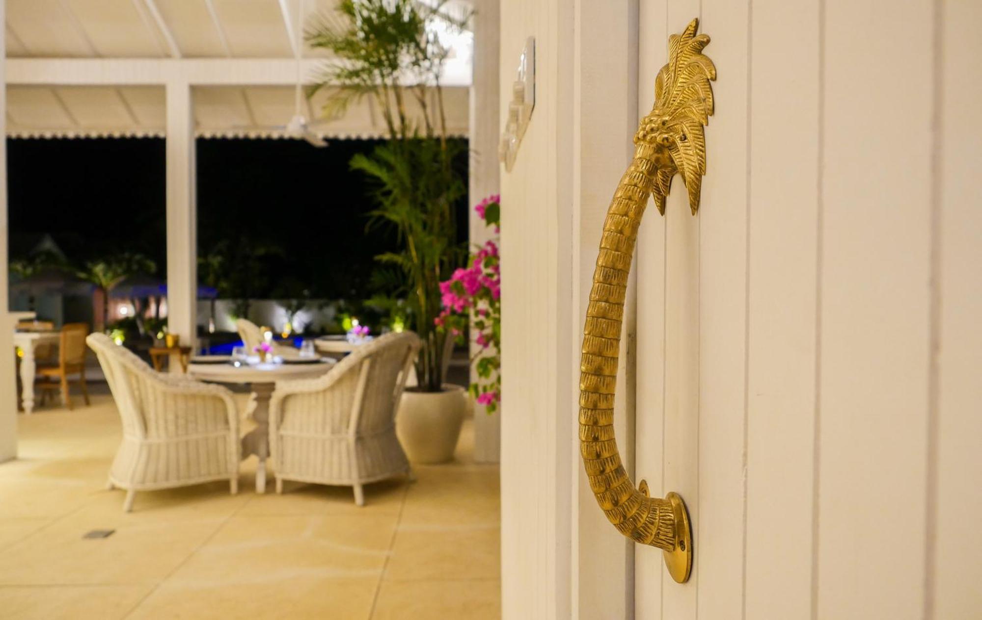 Ria Uluwatu, Tropical Chic Hotel Exterior photo