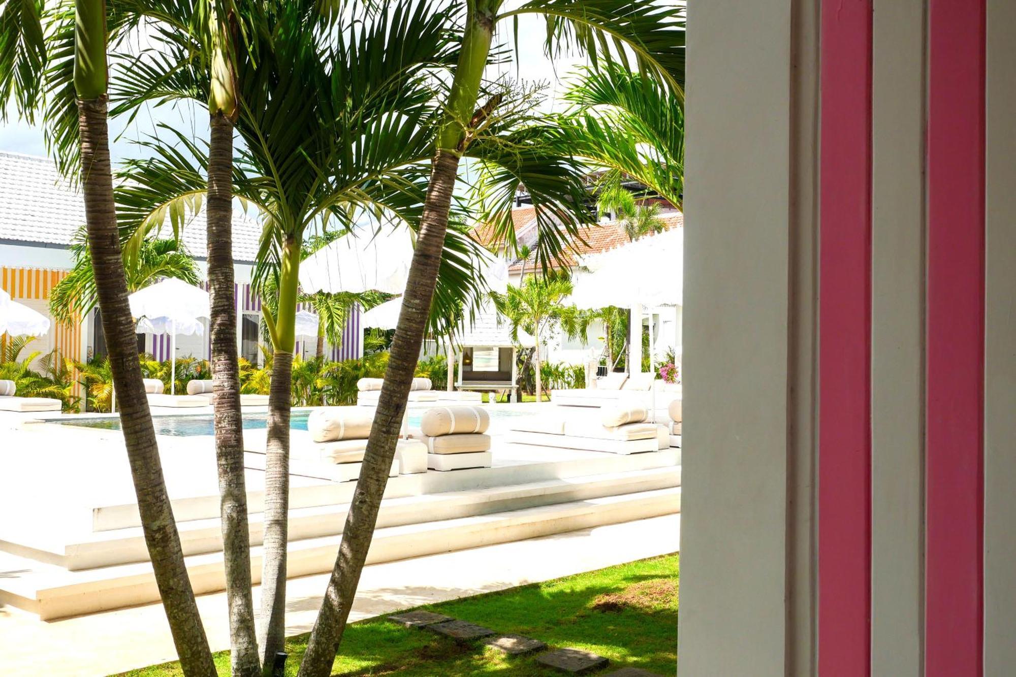 Ria Uluwatu, Tropical Chic Hotel Exterior photo
