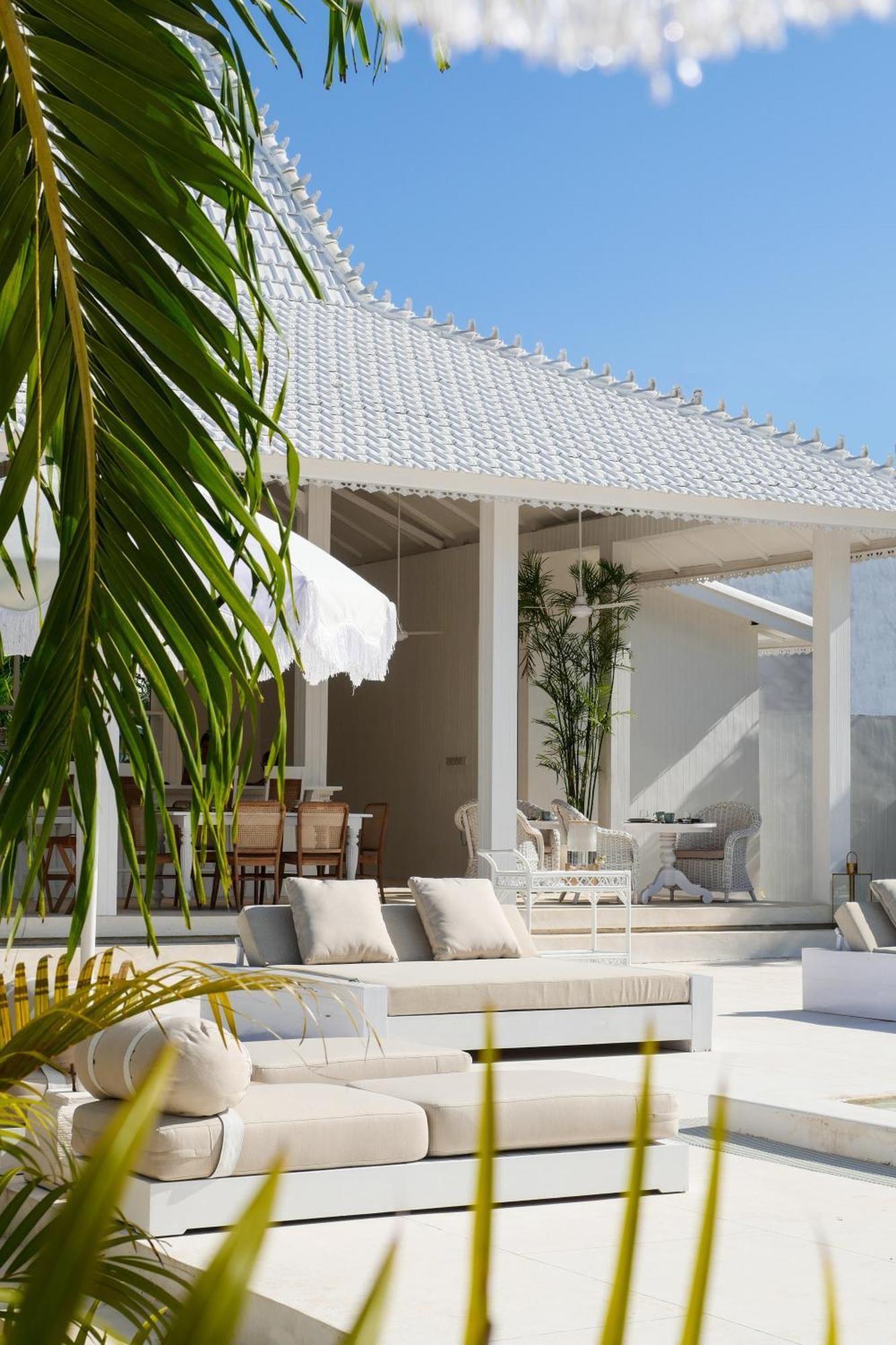 Ria Uluwatu, Tropical Chic Hotel Exterior photo