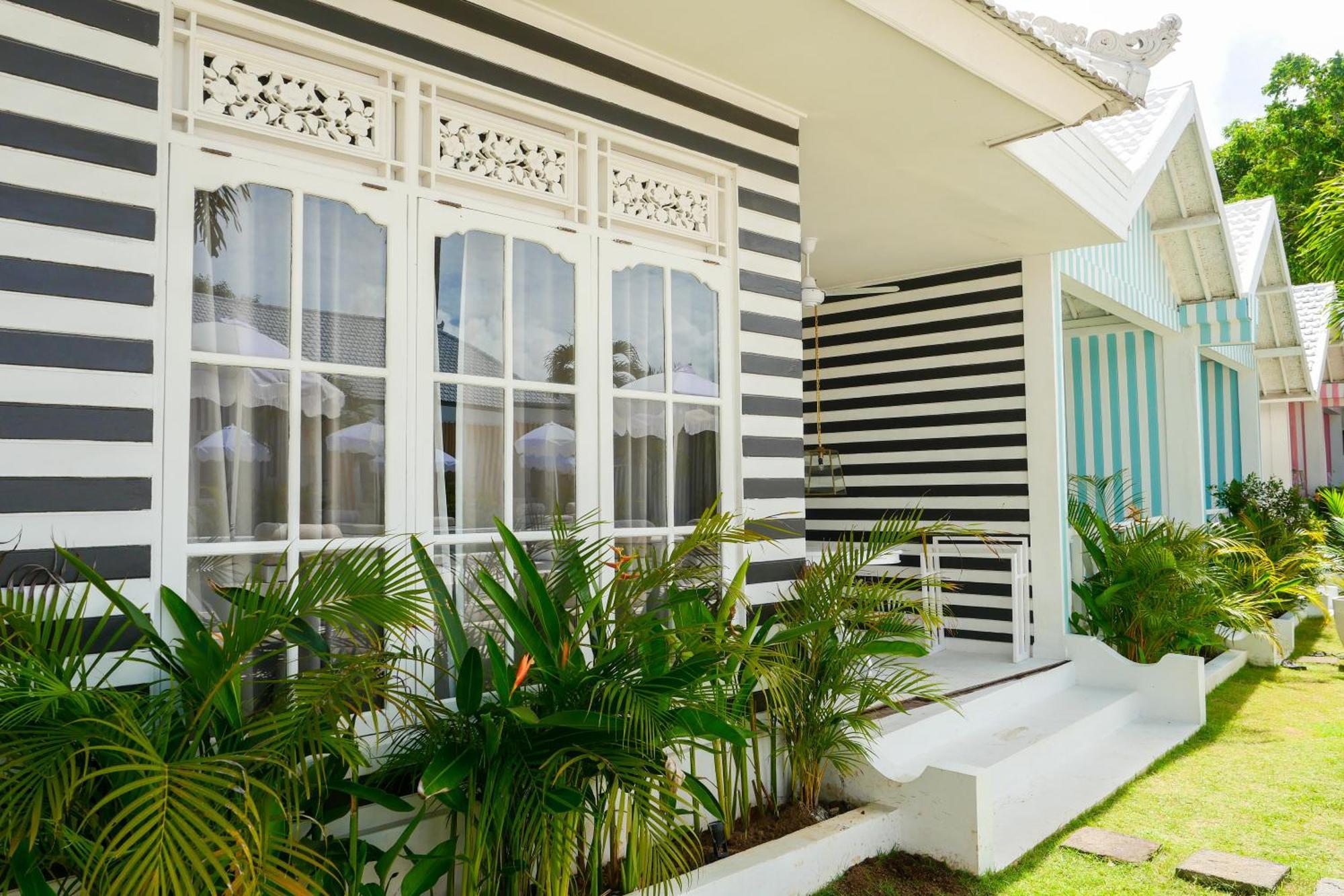 Ria Uluwatu, Tropical Chic Hotel Exterior photo