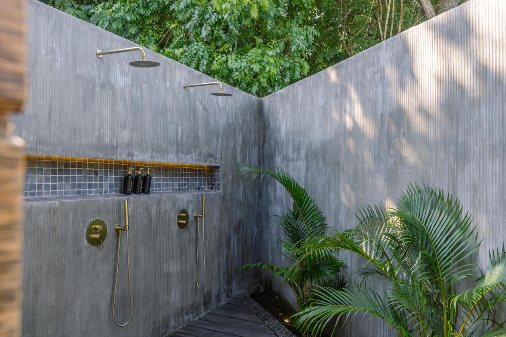 Ria Uluwatu, Tropical Chic Hotel Exterior photo