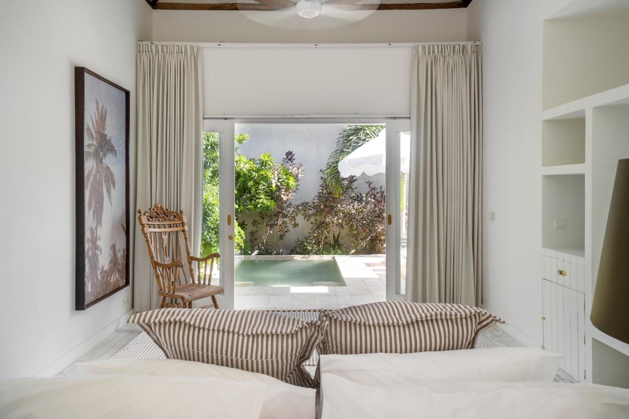 Ria Uluwatu, Tropical Chic Hotel Exterior photo