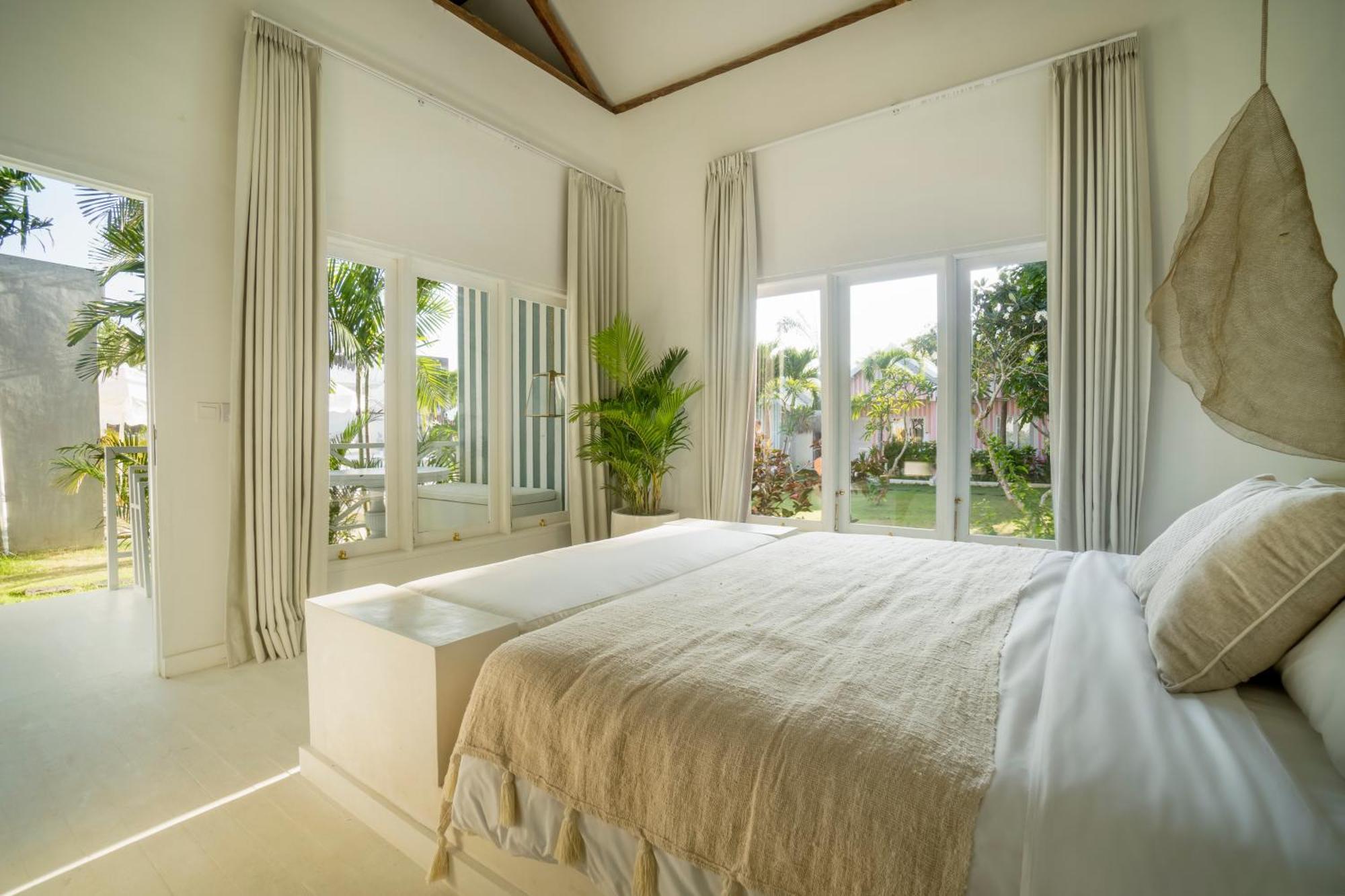 Ria Uluwatu, Tropical Chic Hotel Exterior photo